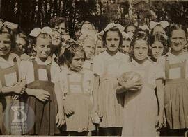 fotografia em grupo de alunas do Grupo Escolar Butantan com Prof. [Dina]