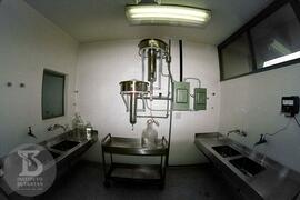 Interior de laboratório, sala de lavagem de materiais com destiladores de água