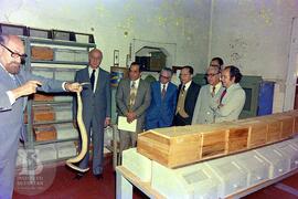 Interior de laboratório, Mário Augusto Jorge de Castro Lima (Ministro da Saúde), observando demon...