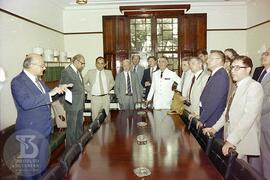 Visita de oficiais da Marinha. Sala de reuniões da Casa Afrânio do Amaral, da esquerda para direi...