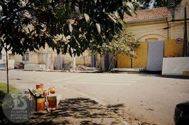 Rua Henrique da Rocha Lima, vista parcial da fachada do antigo conjunto de cocheiras-enfermaria. ...