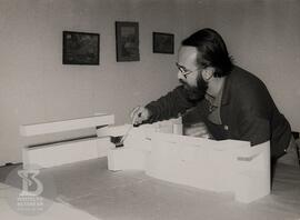 Pedro A. Federsoni Jr. junto a maquete dos novos painéis expositivos do Museu Biológico.