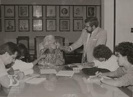 Sala de reuniões da Casa Afrânio do Amaral. Dra.  Alba A. C. Lavras, ao centro, dando entrevista ...