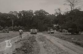 Obras de infraestrutura, arruamento e colocação de guias próximo ao Edifício do setor de produção...