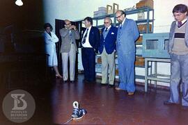 Visita de Affonso Celso Pastori, fotografia em grupo observando demonstração com serpente. Da esq...