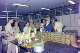 Visita de militares acompanhados por Bruno Soerensen Cardozo em laboratório de produção