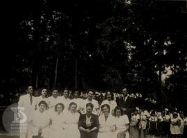 fotografia em grupo dos docentes do Grupo Escolar Butantan, na imagem está Profa. Noêmia Saraiva ...