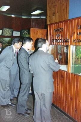 Visita do Príncipe Maha Vajiralongkorn, Tailândia. Príncipe Maha Vajiralongkorn  observando parte...