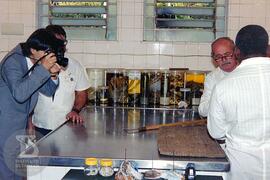 Príncipe Fumihito fotografando demonstração de serpente, realizada pelo sr. Joaquim Cavalheiro e ...