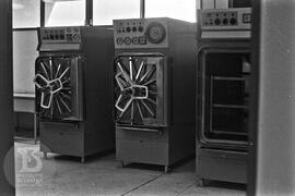 Interior de laboratório, vista de autoclaves horizontais