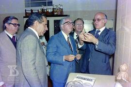 Mário Augusto Jorge de Castro Lima (Ministro da Saúde), Visitando laboratório de produção, acompa...