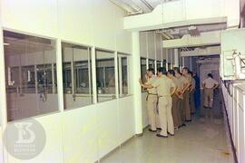 Visita de militares acompanhados por Bruno Soerensen Cardozo em laboratório de produção