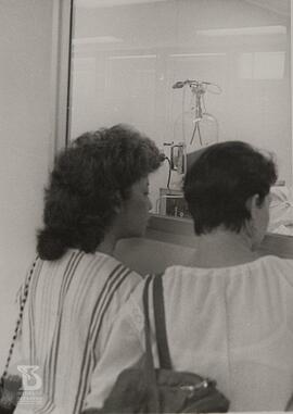 Visitantes da Missão Cubana, duas pesquisadoras observando Sala interna através de vidro