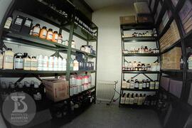 Interior de laboratório, sala de estocagem de reagentes.