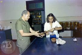 Visita de militares, manuseio de serpente junto à funcionária