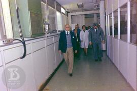 Visita de Affonso Celso Pastori, fotografia em grupo em interior de laboratório. Da esquerda para...