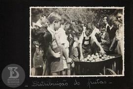 Alunos em atividade de distribuição de frutas