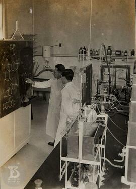 Laboratório da Seção de Química. Karl Slotta à esquerda e seu assistente