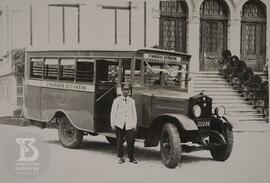 Ônibus que fazia a linha Pinheiros-Butantan, estacionado em frente ao Pavilhão  Lemos Monteiro.