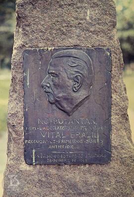 Placa em alto-relevo de Vital Brazil localizada na Alameda principal do Parque do Instituto Butantan