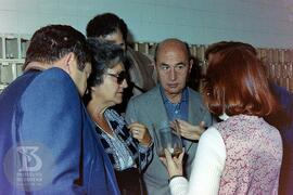Visitantes acompanhados por Vera Regina D. Von Eicksted, de costas à direita
