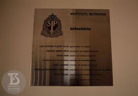 Inauguração dos laboratórios de Vacinas Bacterianas e Infectório. Detalhe de placa do prédio do I...