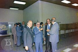 Mário Augusto Jorge de Castro Lima (Ministro da Saúde), observando expografia do Museu Biológico,...