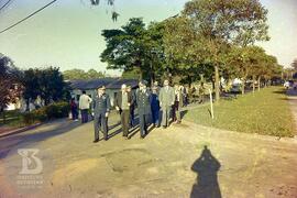 Militares caminhando pela Alameda do Instituto Butantan. Primeira fileira, Bruno Soerensen Cardoz...