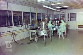 Laboratório de Produção de soros, Máquina de envase e fechamento de ampolas por chamas