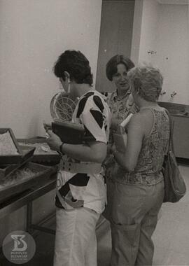 Visitantes da Missão Cubana, Acompanhadas da Dra. Maria Elisabete Sbrogio-Almeida, ao fundo, em s...