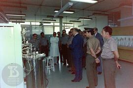 Visita do [General Henrique Beckmann Filho] e outros militares ao laboratório de produção, na ima...