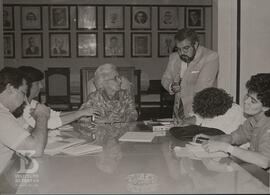 Sala de reuniões da Casa Afrânio do Amaral. Dra.  Alba A. C. Lavras, ao centro, dando entrevista ...