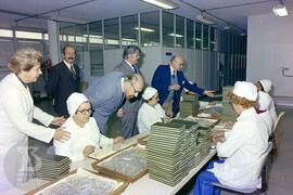 Visita de Affonso Celso Pastori, fotografia em grupo em interior de laboratório, observação do pr...