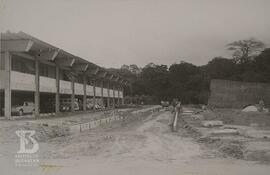 Obras de infraestrutura, arruamento e colocação de guias na alameda entre o prédio da lavanderia,...