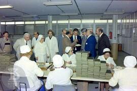 Visita de Affonso Celso Pastori, fotografia em grupo em interior de laboratório, observação do pr...