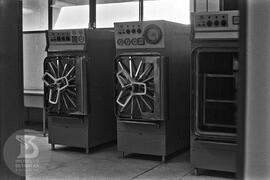 Interior de laboratório, vista de autoclaves horizontais