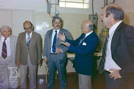 Visita de Affonso Celso Pastori, fotografia em grupo em interior de laboratório. Da esquerda para...