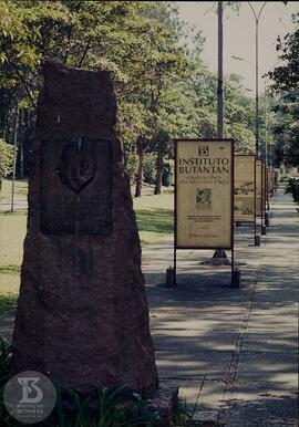 Em primeiro plano, placa em alto-relevo de Vital Brazil, ao fundo painéis expositivos do Museu de...