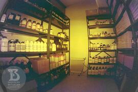 Interior de laboratório, sala de estocagem de reagentes.