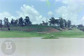 Construção do Parque de Saúde Pública do Instituto Butantan. Vista de lago construído com pequena...