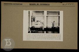 reprodução de foto de "Apparatus for the  rapid ultrafiltration of large quantities". F...