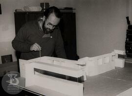 Pedro A. Federsoni Jr. junto a maquete dos novos painéis expositivos do Museu Biológico.