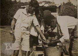 Preparando uma ave para  a exposição nacional de animais na Água Branca