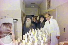 Visita do patriarca da Igreja Ortodoxa. Membros da igreja no interior do laboratório de produção ...