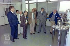 Visita de Affonso Celso Pastori, fotografia em grupo em interior de laboratório. Da direita para ...