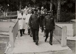 Visita do Tenente-brigadeiro Curtis Emerson LeMay. Grupo caminhando sobre ponte do Serpentário da...