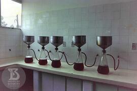 Interior de laboratório, filtração de soro à vácuo