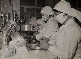 Interior de laboratório, processo de envase de vacinas