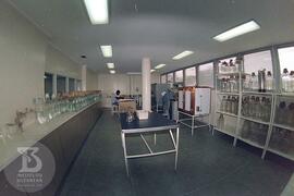 Interior de laboratório, área de preparo de materiais e esterilização no laboratório de processam...