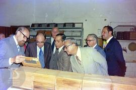 Interior de laboratório, Mário Augusto Jorge de Castro Lima (Ministro da Saúde), observando bioté...